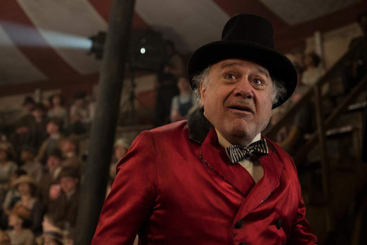 Circus owner Max Medici (Danny DeVito) is disappointed to learn that a newborn elephant has enormous ears. But when Medici realizes that the elephant can fly, the circus’s return to prosperity suddenly becomes a real possibility. .