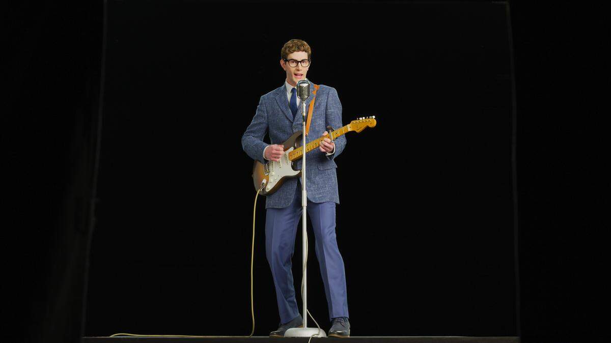 To make the Buddy Holly hologram as lifelike as possible, BASE Hologram hired a body double to do the performances so that it could be married up to the original vocals of the artist.