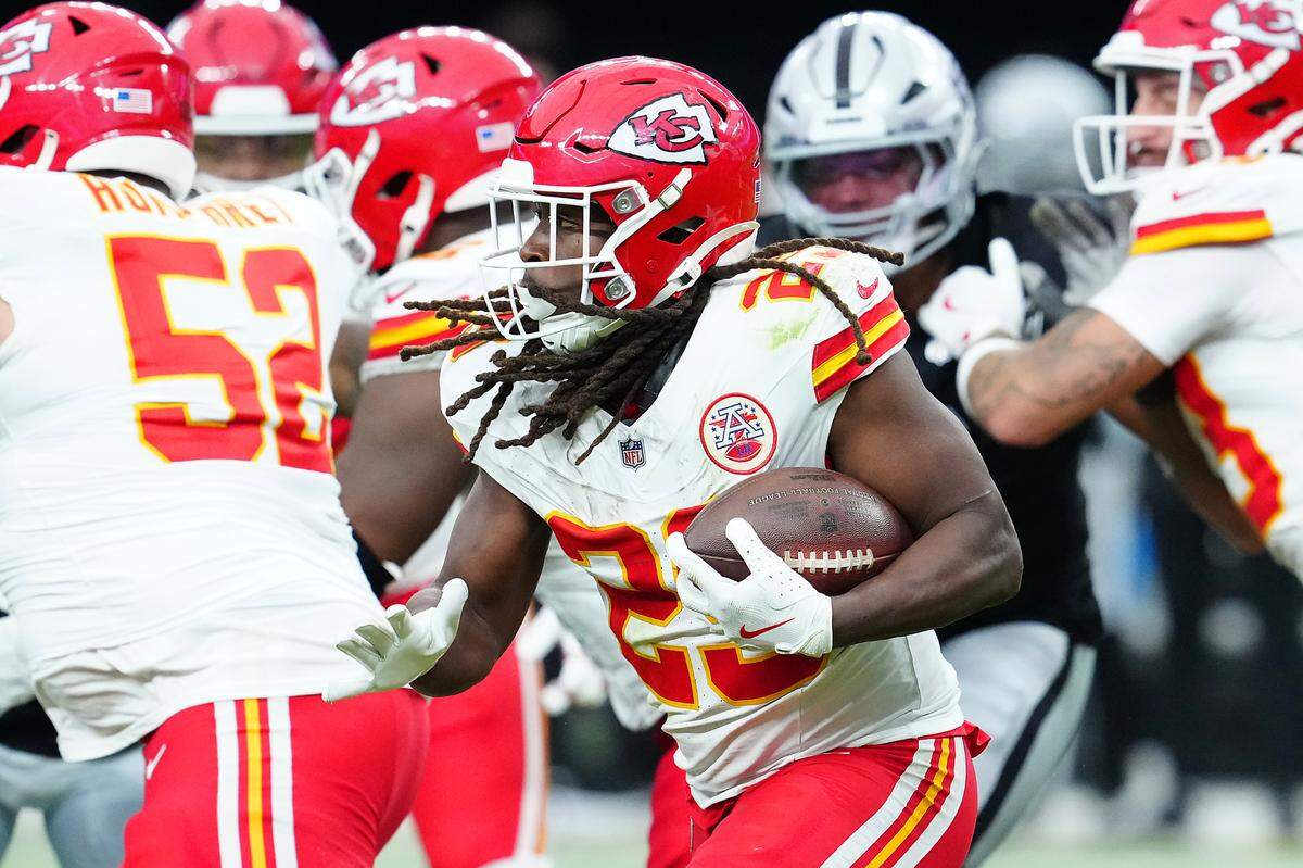 Kansas City Chiefs running back Kareem Hunt rushes against the Las Vegas Raiders during a Sunday, Oct. 27, 2024 NFL Week 8 game at Allegiant Stadium in Paradise, Nevada.
