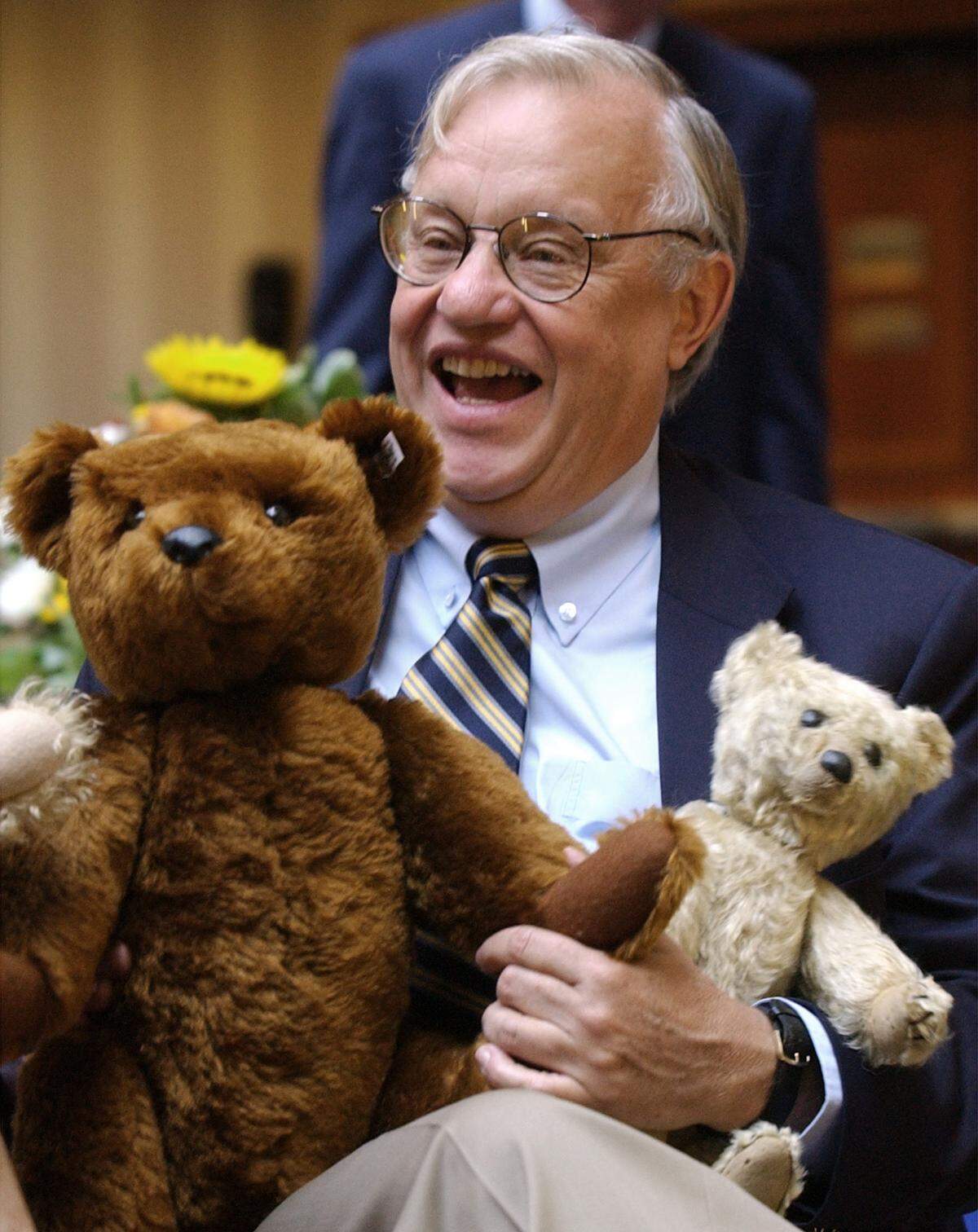 Tweed Roosevelt, great-grandson of President Teddy Roosevelt, took part in a 2002 Teddy Bear Expo in Washington, marking the 100th year of the teddy bear, easily the most popular presidential memento ever produced.