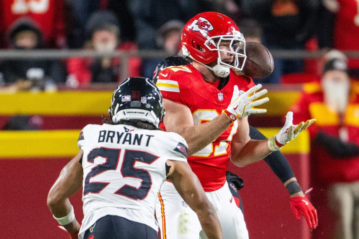 Kansas City tight end Travis Kelce (87) bobbles a catch that turns into an interception in the fourth quarter of the Chiefs’ 20-10 loss to the Houston Texans on Sunday, December 7, 2025, at GEHA Field at Arrowhead Stadium.