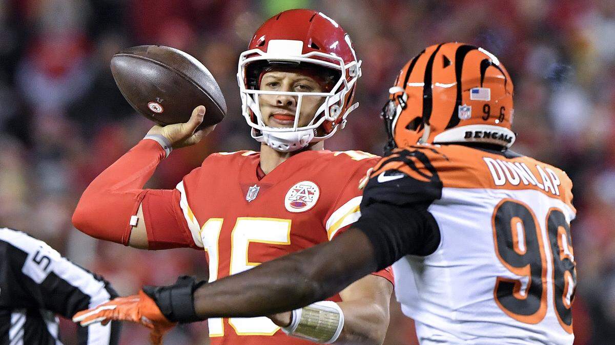 Kansas City Chiefs quarterback Patrick Mahomes throws past Cincinnati Bengals defensive end Carlos Dunlap in the second quarter during Sunday’s football game on October 21, 2018 at Arrowhead Stadium in Kansas City, Mo.