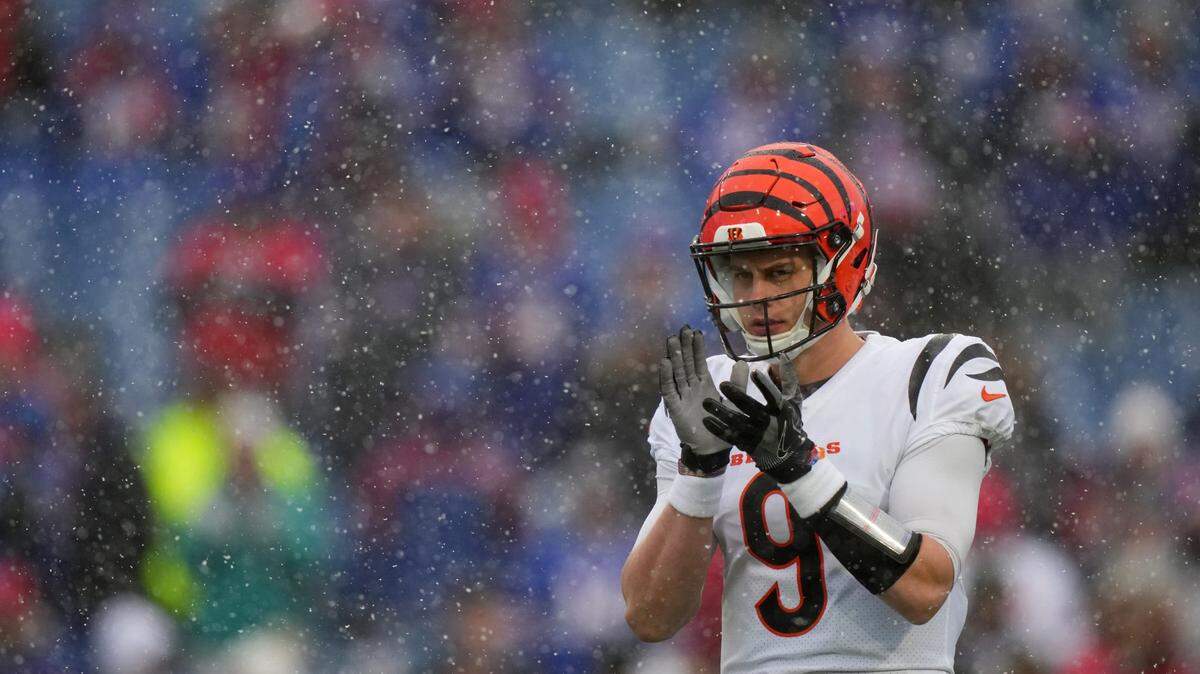 Cincinnati Bengals quarterback Joe Burrow (9) warm ups before an NFL divisional playoff football game between the Cincinnati Bengals and the Buffalo Bills, Sunday, Jan. 22, 2023, at Highmark Stadium in Orchard Park, N.Y.