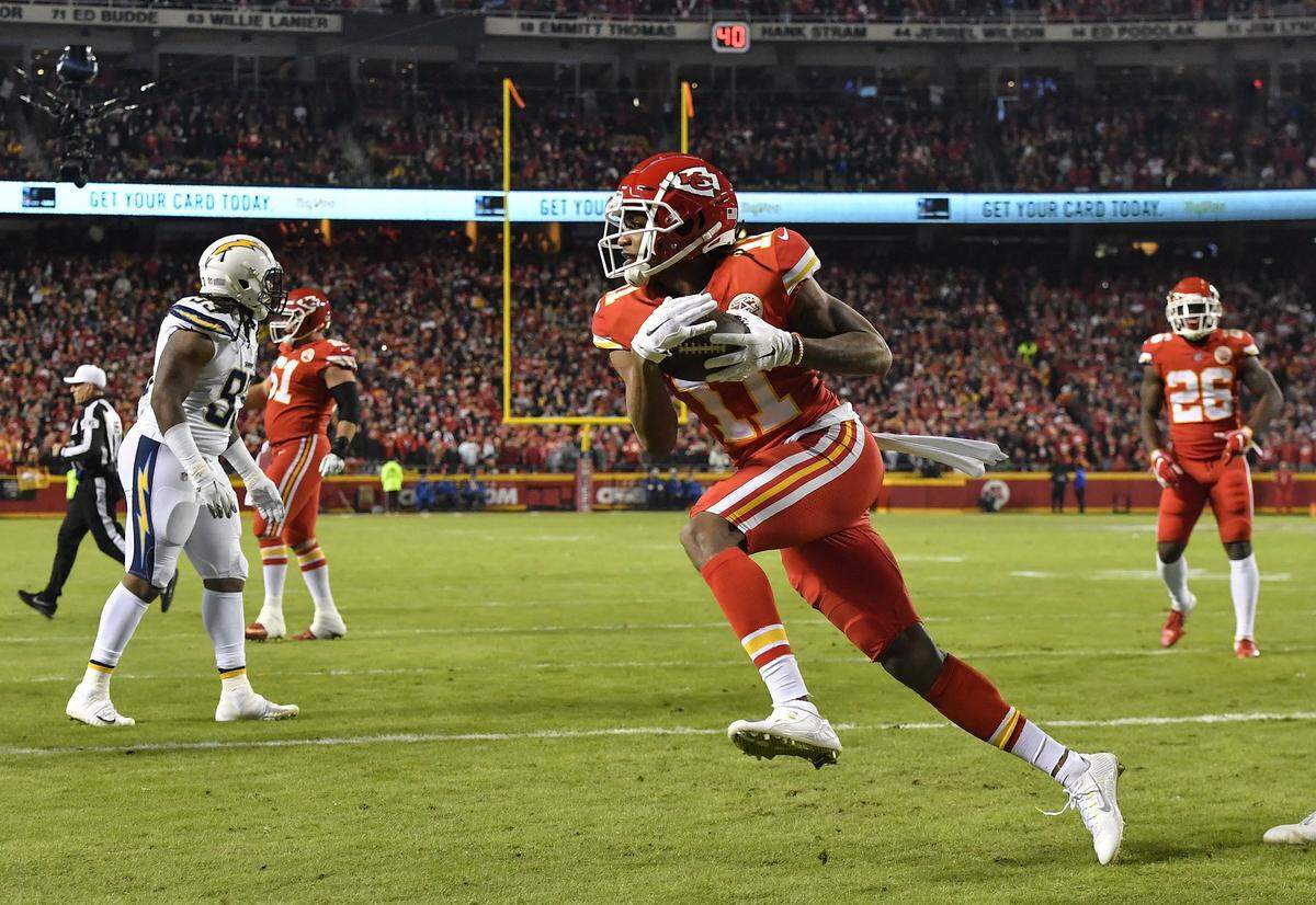 Kansas City Chiefs wide receiver Demarcus Robinson caught the first Kansas City Chiefs touchdown in the first quarter against the Los Angeles Chargers when the teams played in Kansas City. It was Chiefs quarterback Patrick Mahomes’ 44th touchdown pass of the 2018 regular season.