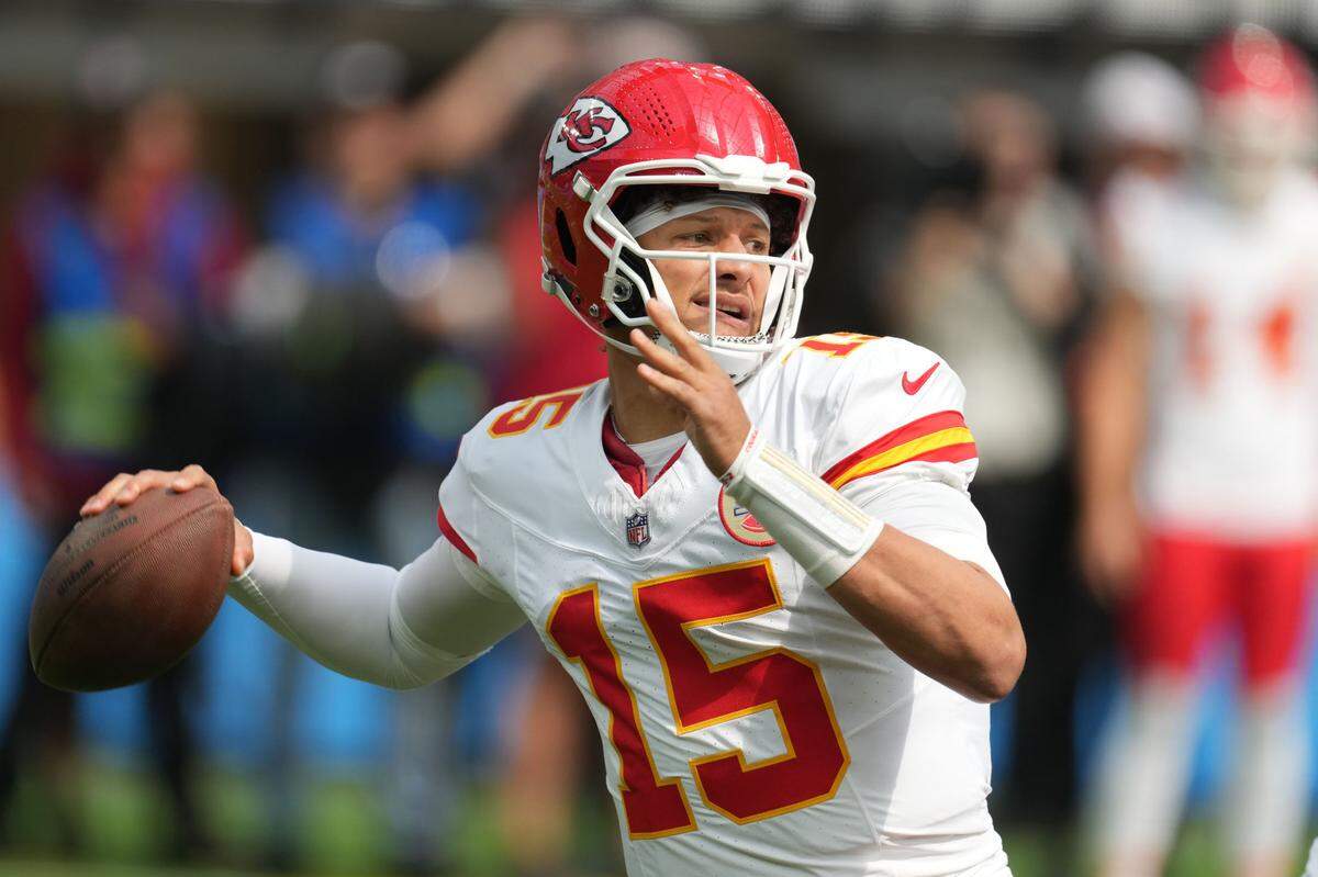Kansas City Chiefs quarterback Patrick Mahomes (15) throws the ball in the first quarter against the Los Angeles Chargers at SoFi Stadium.
