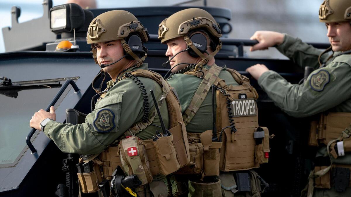 Man found dead after hours long standoff in Kansas City | Kansas City Star