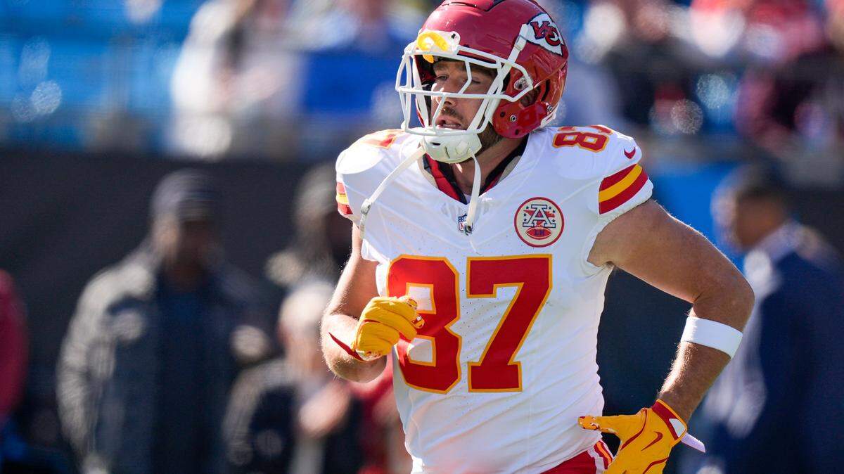 Kansas City Chiefs tight end Travis Kelce (87) during the first quarter against the Carolina Panthers at Bank of America Stadium.