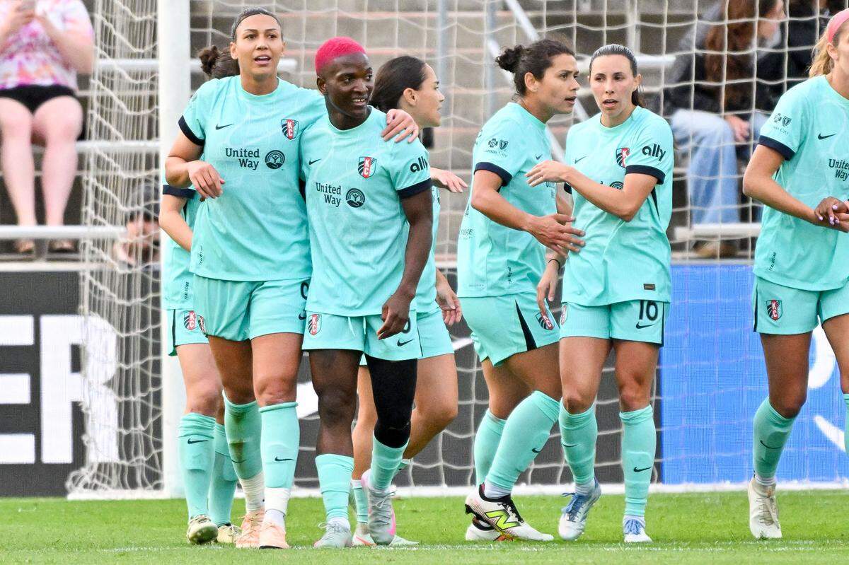 Kansas City Current forward Temwa Chawinga (6) celebrates with Bia Zaneratto (9) after a goal in the first half at SeatGeek Stadium on May 24, 2025.