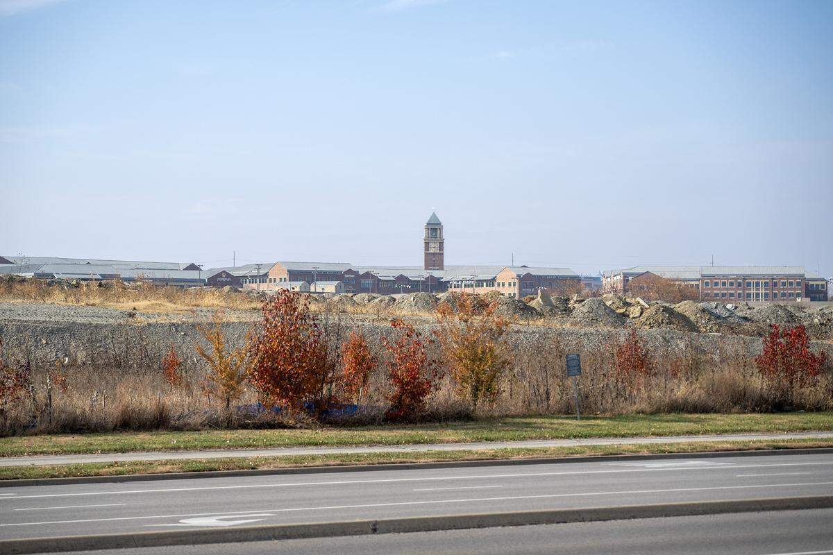 An plot sits empty along West 119th Street and Nall Avenue on Wednesday, Nov. 19, 2025, in Leawood.