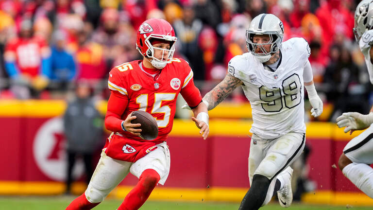 Chiefs’ Patrick Mahomes & Raiders’ Maxx Crosby share a rivalry — and friendship