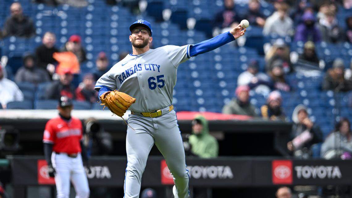 Royals pitcher explains why he went barefoot in 33-degree weather vs. Guardians
