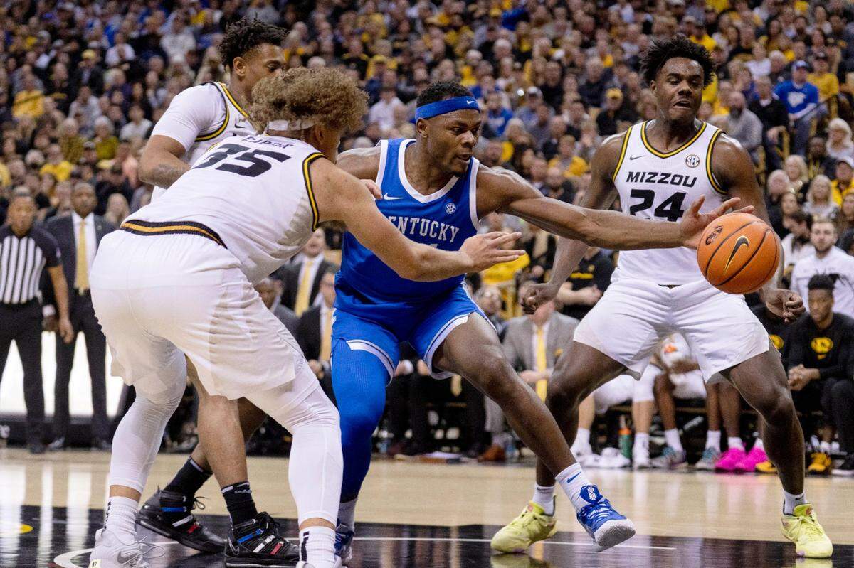 Kentucky’s Oscar Tshiebwe loses the ball as he is surrounded by Missouri’s Kobe Brown, right, Noah Carter, left, and DeAndre Gholston during the first half on Wednesday night in Columbia, Mo.