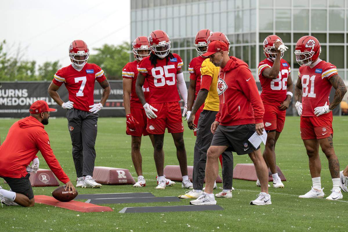 Kansas City Chiefs wide receivers run drills with new wide receivers coach Chad O'Shea during practice at the Chiefs' training facility on Thursday, May 28, 2026, in Kansas City.
