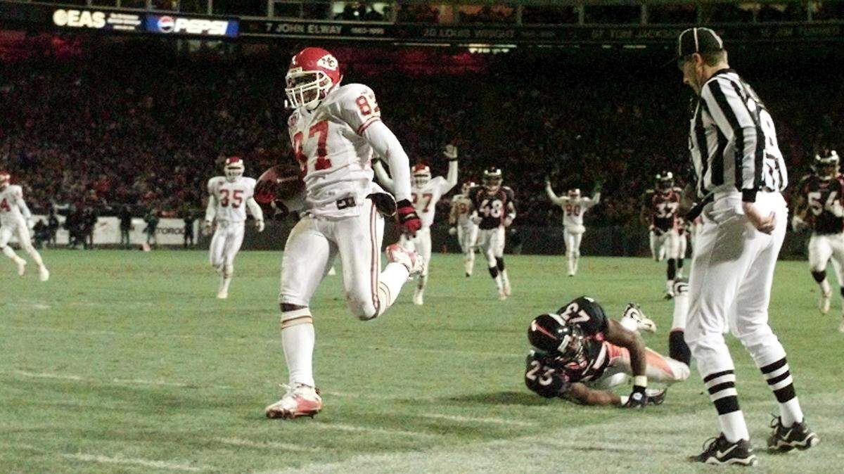 Kansas City Chiefs’ Tamarick Vanover heads to the end zone for a touchdown on a punt return in the fourth quarter to give the Chiefs the lead during Sunday’s December 5, 1999 game against the Denver Broncos in Denver, Colorado.