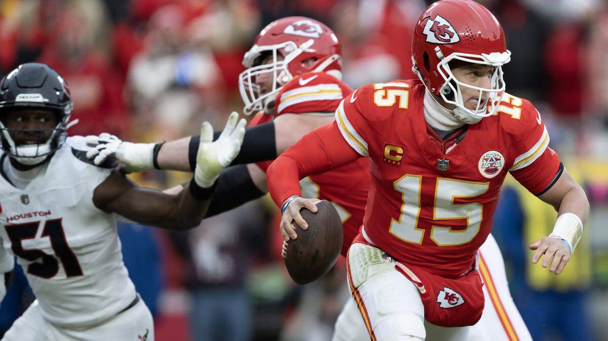 Kansas City Chiefs quarterback Patrick Mahomes (15) scrambles with the ball as Chiefs guard Joe Thuney (62) blocks Houston Texans defensive end Will Anderson Jr. (51) the first half of the AFC Divisional Round playoff game on Saturday, Jan. 18, 2025, at GEHA Field at Arrowhead Stadium.