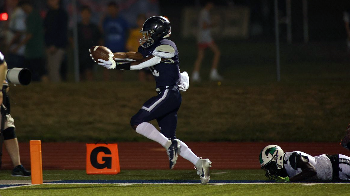 Tayveon Simms scores on a 45-yard reception for Lee’s Summit West.
