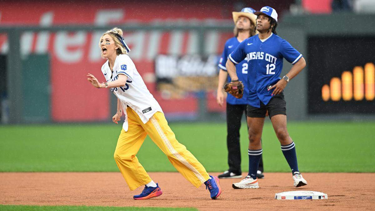 Heidi Gardner runs on a teammate’s hit during the Big Slick Celebrity Softball Game.