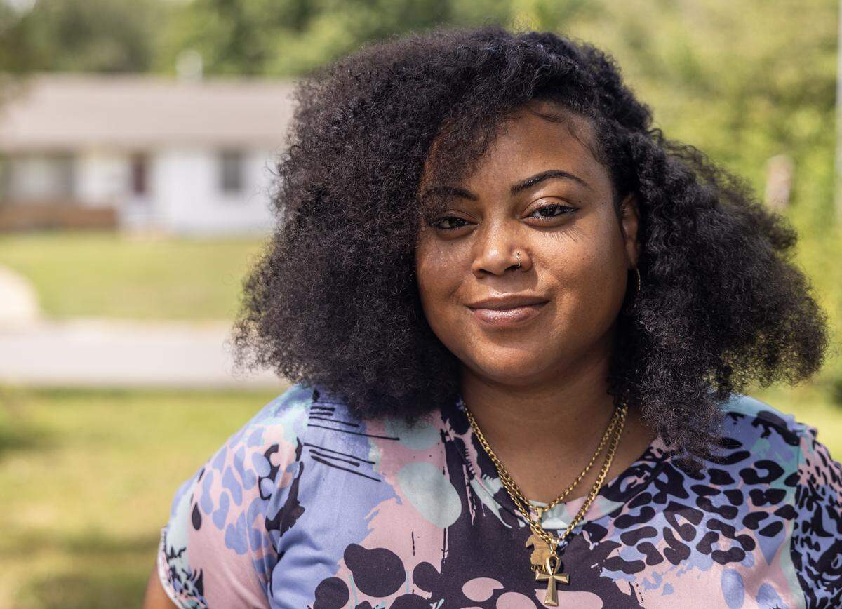 The ceiling in Donielle Manley’s unit at the Clear View Apartments in Kansas City collapsed last month and left a blanket of drywall pieces and insulation bits in her living room. Management offered her a $233 rent credit and told The Star it was an “isolated event.”