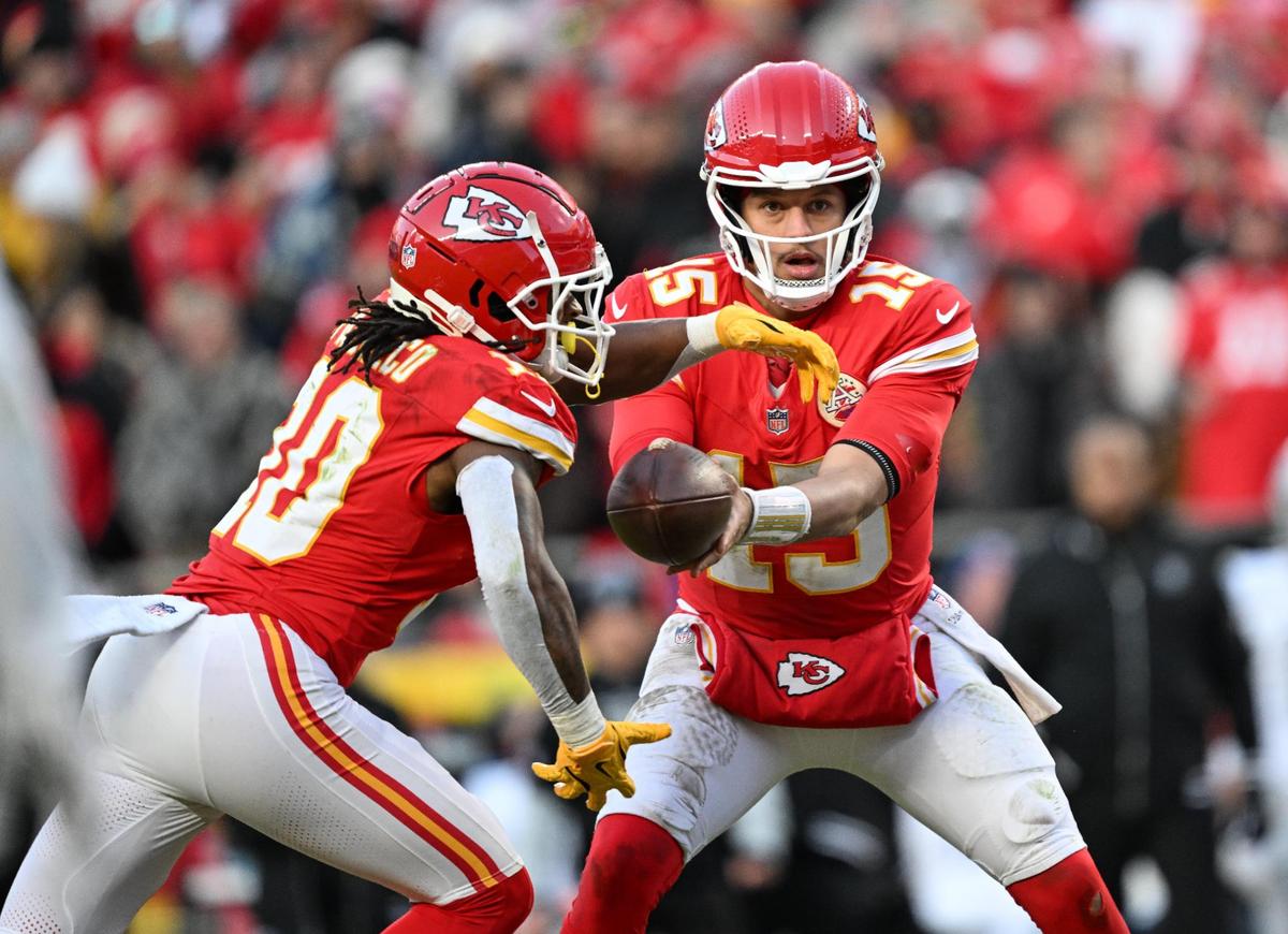 Kansas City Chiefs quarterback Patrick Mahomes (15) makes a handoff to running back Isiah Pacheco (10) in the third quarter against the Las Vegas Raiders on Friday, Nov. 29, 2024, at GEHA Field at Arrowhead Stadium.
