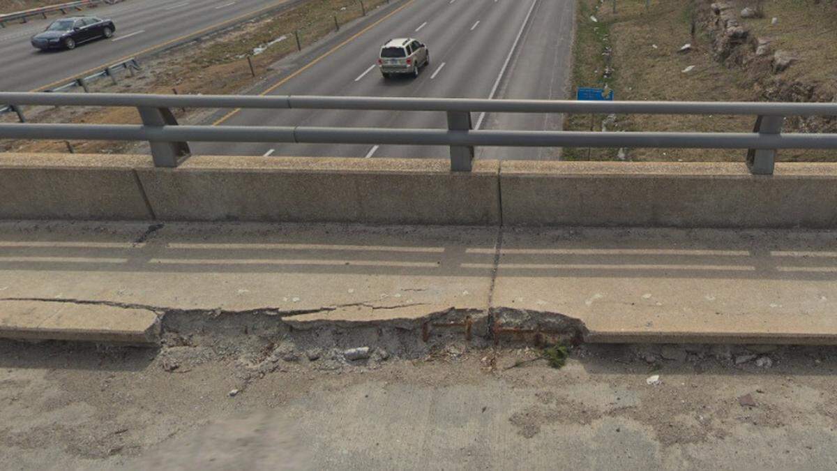 The existing 67th Street bridge over Interstate 435 on Kansas City’s east side needs replacing because it is deteriorating and is reaching the end of its usable life. About 1,900 vehicles each day cross the bridge, which was built in 1965 and rehabilitated in 2007.