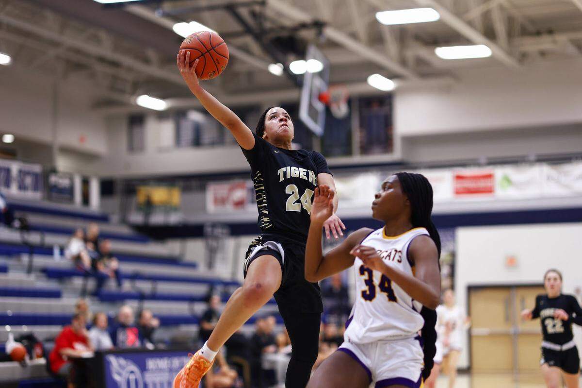Jadyn Wooten drives for two of her 18 points during Blue Valley’s 53-47 win in this weekend’s 810 Varsity Showcase 34.
