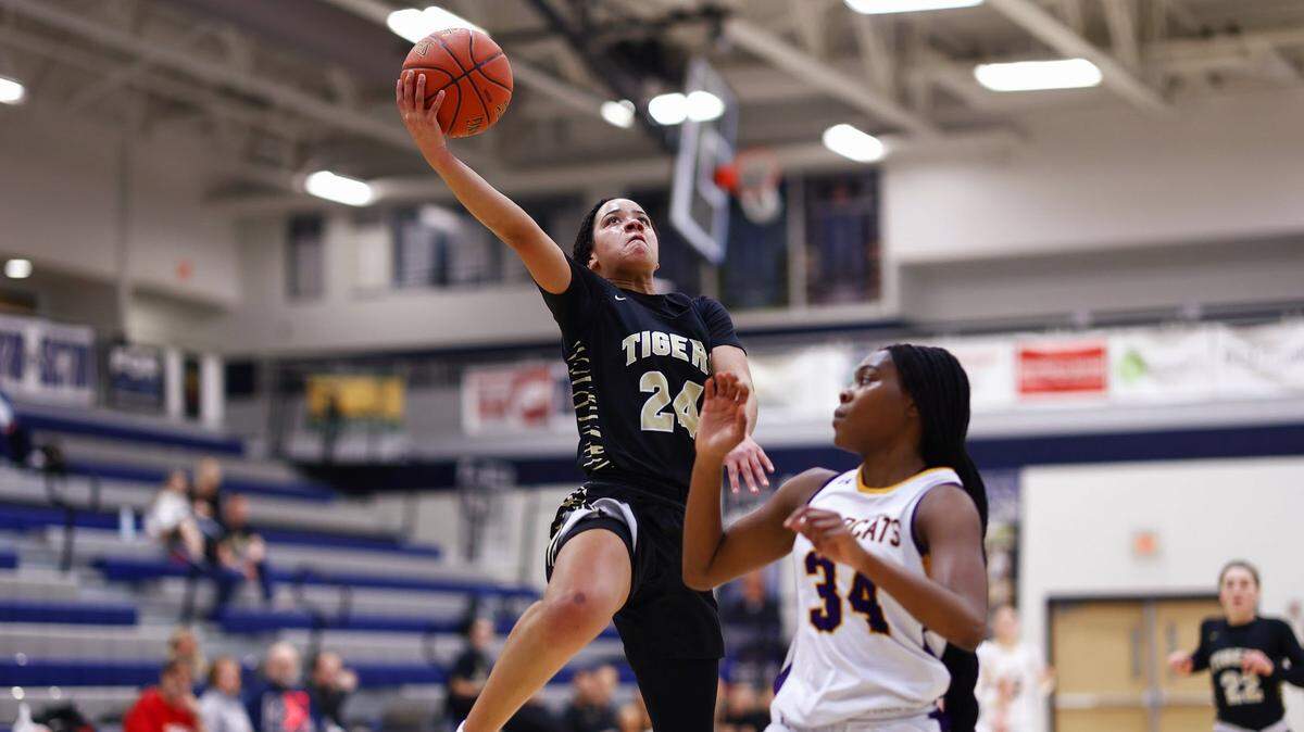 Jadyn Wooten drives for two of her 18 points during Blue Valley’s 53-47 win in this weekend’s 810 Varsity Showcase 34.