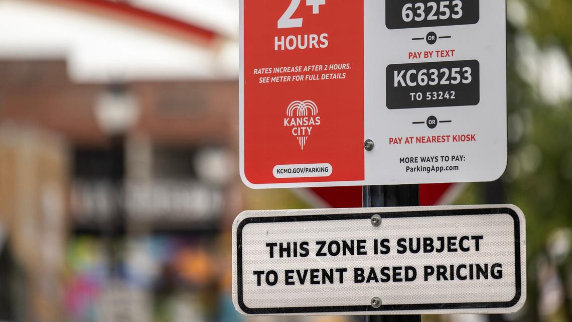 New street signs have been installed around the River Market and near the T-Mobile Center to inform drivers of event-based parking rates. The signs state, “This area is subject to event-based pricing,” indicating higher fees during events. The city currently charges a flat rate of $30 to $40 for parking in these zones during qualifying events.