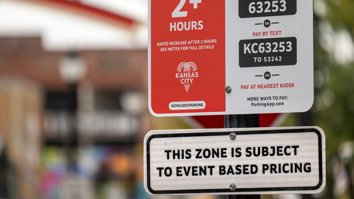 New street signs have been installed around the River Market and near the T-Mobile Center to inform drivers of event-based parking rates. The signs state, “This area is subject to event-based pricing,” indicating higher fees during events. The city has been charging a flat rate of $30 to $40 for parking in these zones during qualifying events, but will roll back that pricing in River Market later this week.