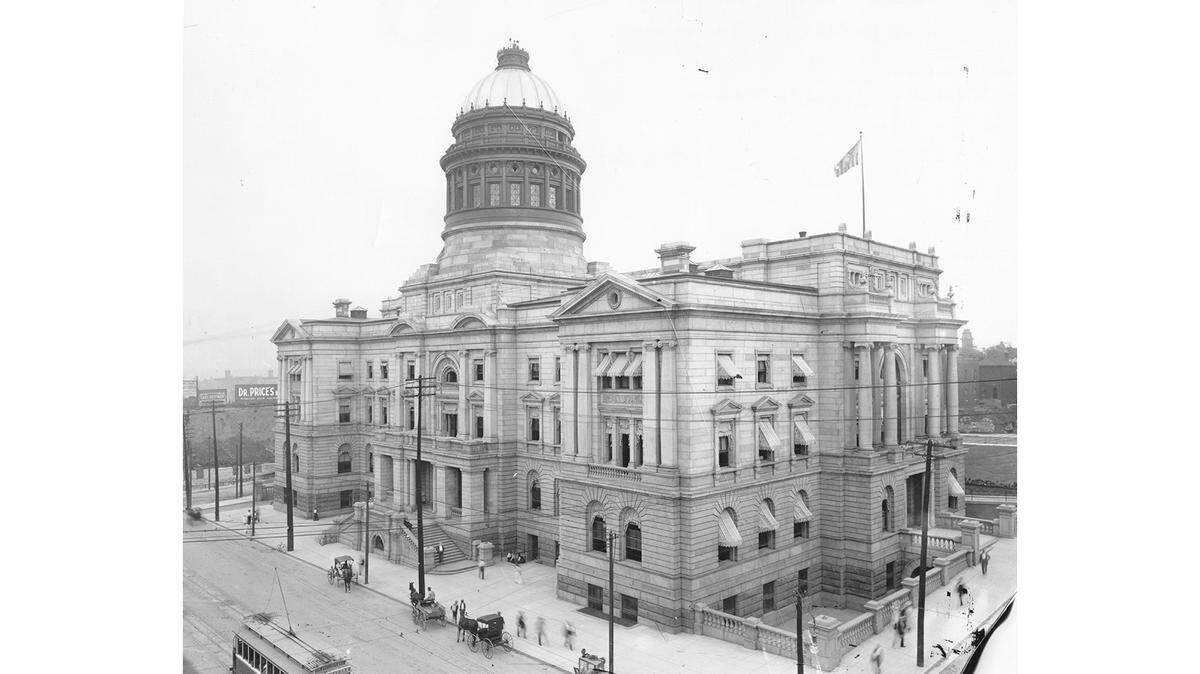 Completed shortly after the 5th and Main City Hall, the old Federal Building that once stood at 8th and Grand streets was more cutting edge for its time, following the neoclassical architectural trend made popular by the 1893 World’s Fair.