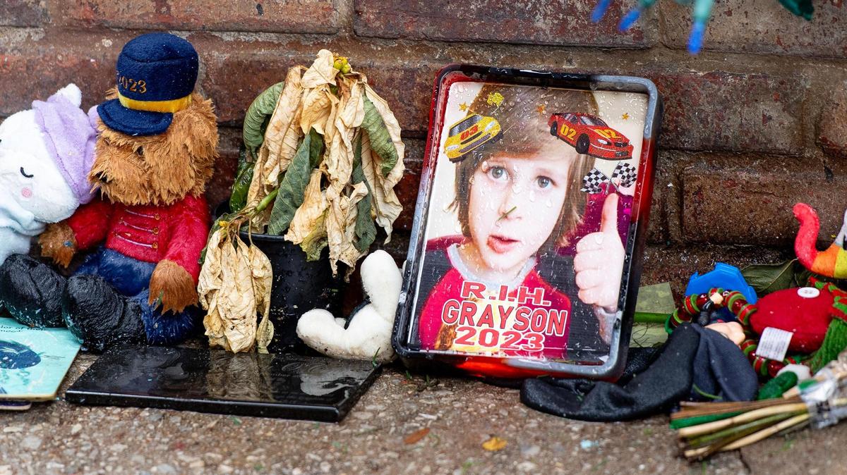 A photo of Grayson O’Connor marks a makeshift memorial on Wednesday, Dec. 27, 2023, in Kansas City. The 5-year-old boy was found dead in an alleyway outside of his downtown Kansas City apartment.