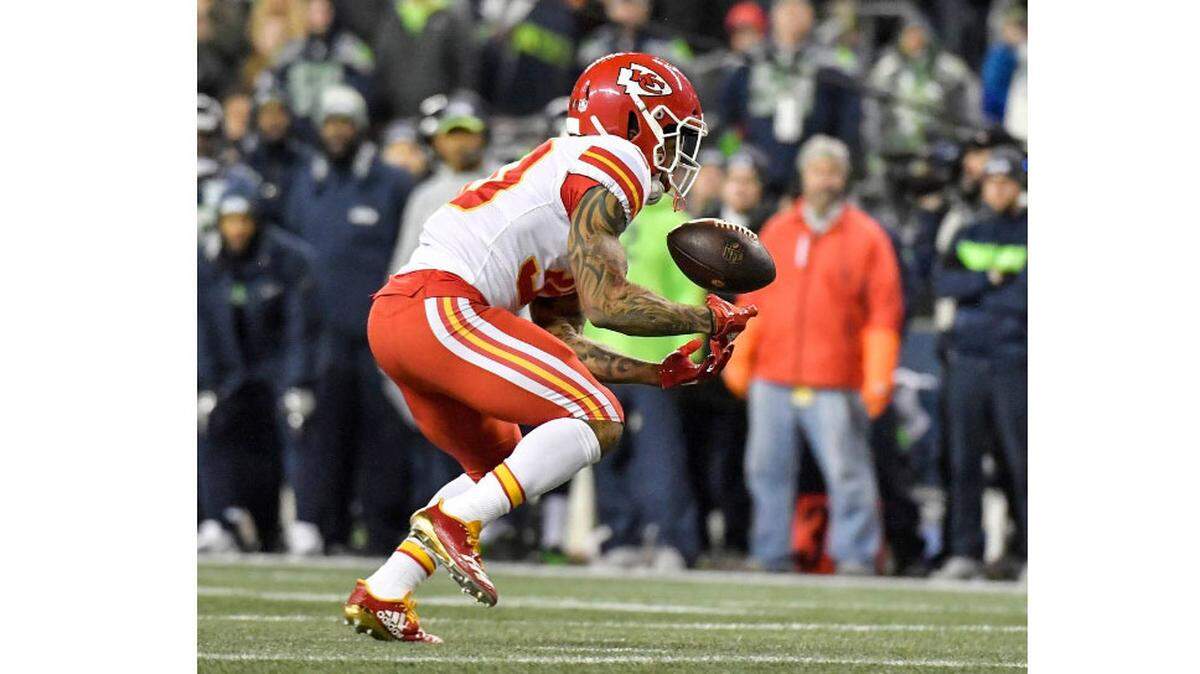 Kansas City Chiefs running back Charcandrick West bobbled a pass from quarterback Patrick Mahomes in the third quarter but got it under control to run in for a touchdown against the Seahawks in Seattle. It was Mahomes’ 47th touchdown pass of the 2018 regular season.