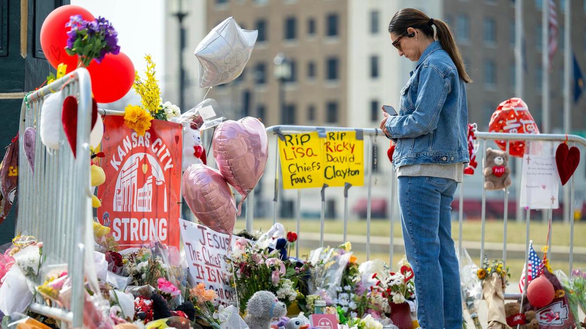 Elizabeth Lopez of Liberty stopped at a memorial set up in a Union Station parking lot and paid her respects to her friend Lisa Lopez-Galvan. One week earlier, Lopez-Galvan was killed in the mass shooting at the Chiefs Super Bowl rally there.