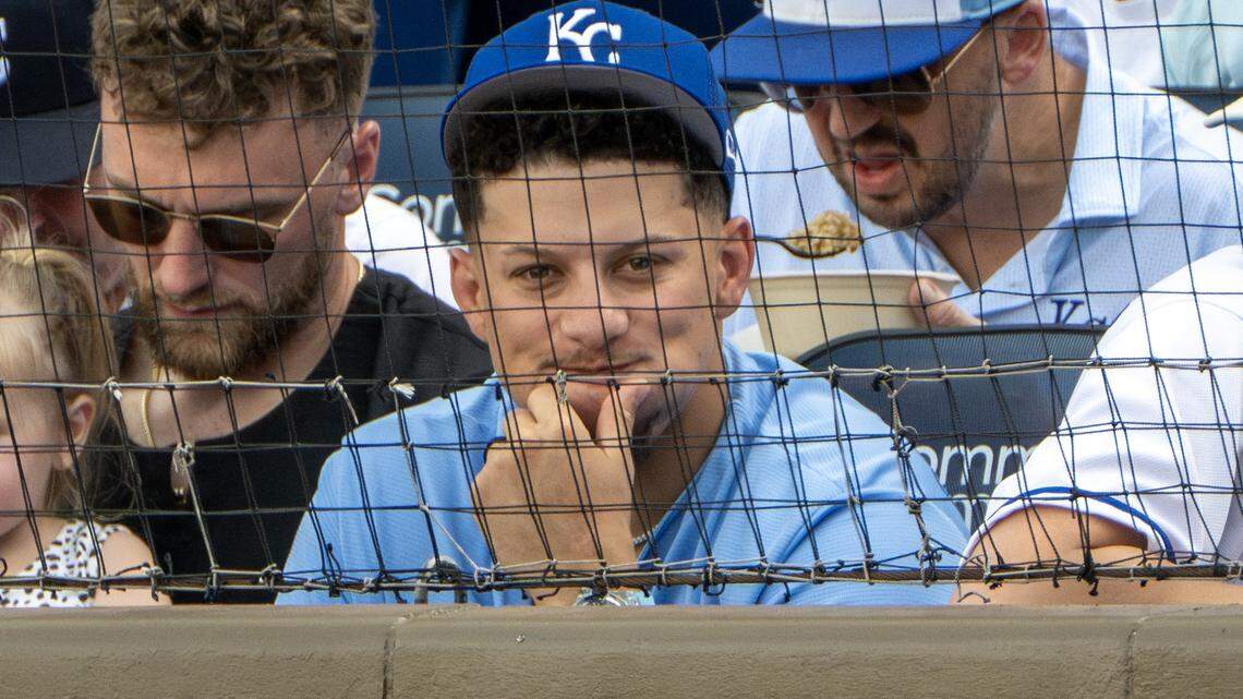 Chiefs’ Patrick Mahomes met with Twins players and his godfather at Monday’s game