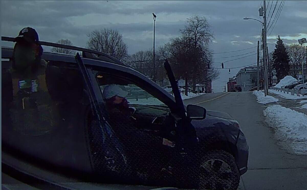 Agent John Doe No. 1 and masked Agent Jane Doe No. 1 at the car of Juan Sebastián Carvajal-Muñoz in Portland, Maine.