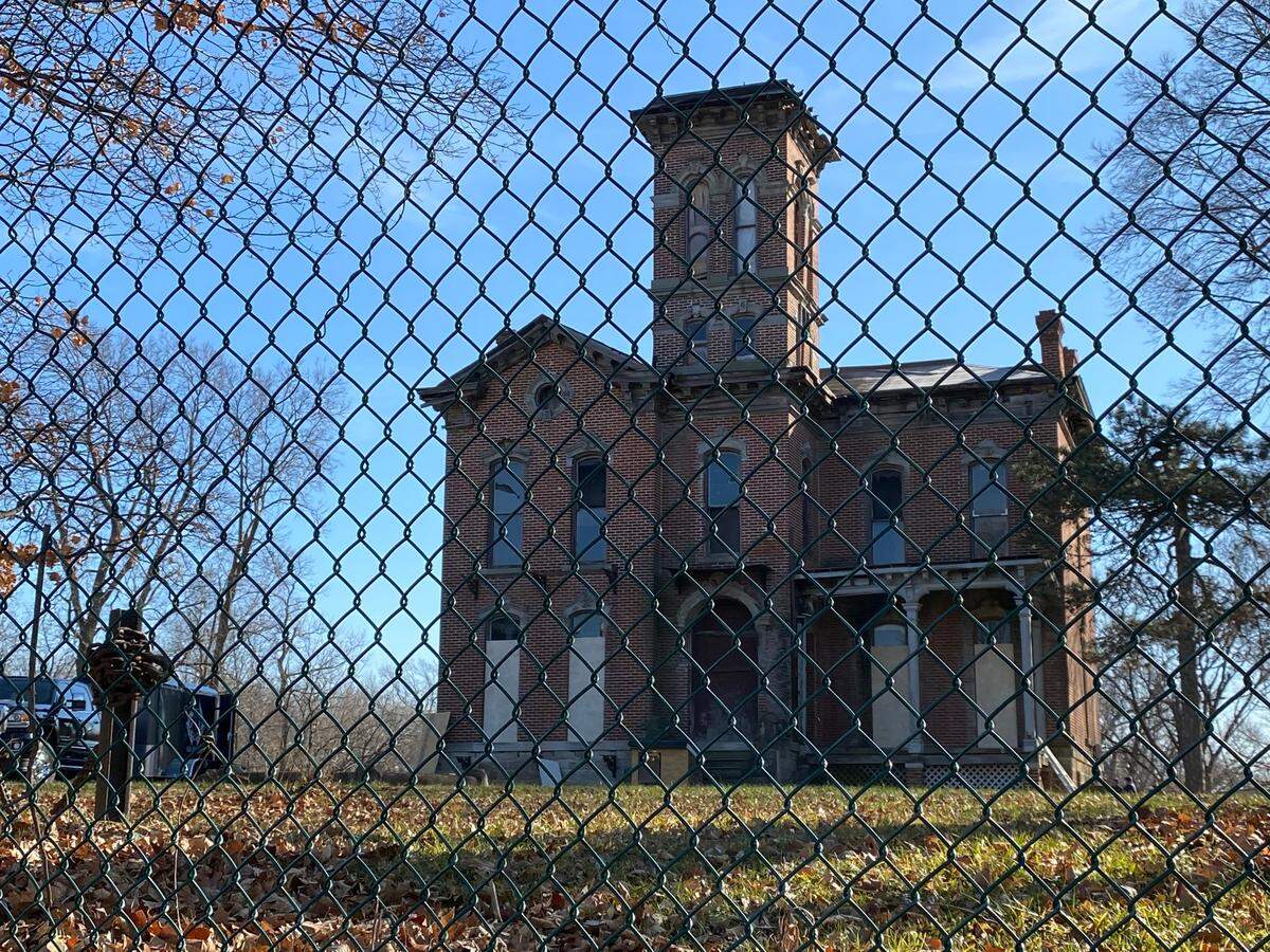 Armed with a court order from a Wyandotte County judge, the Unified Government began boarding up Sauer Castle Monday to keep out vandals and the elements.