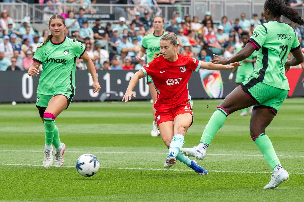 Current forward Ally Sentnor (21) takes a shot on goal during KC’s 1-0 win against Boston Legacy FC on Saturday, May 30, 2026, at CPKC Stadium in Kansas City.