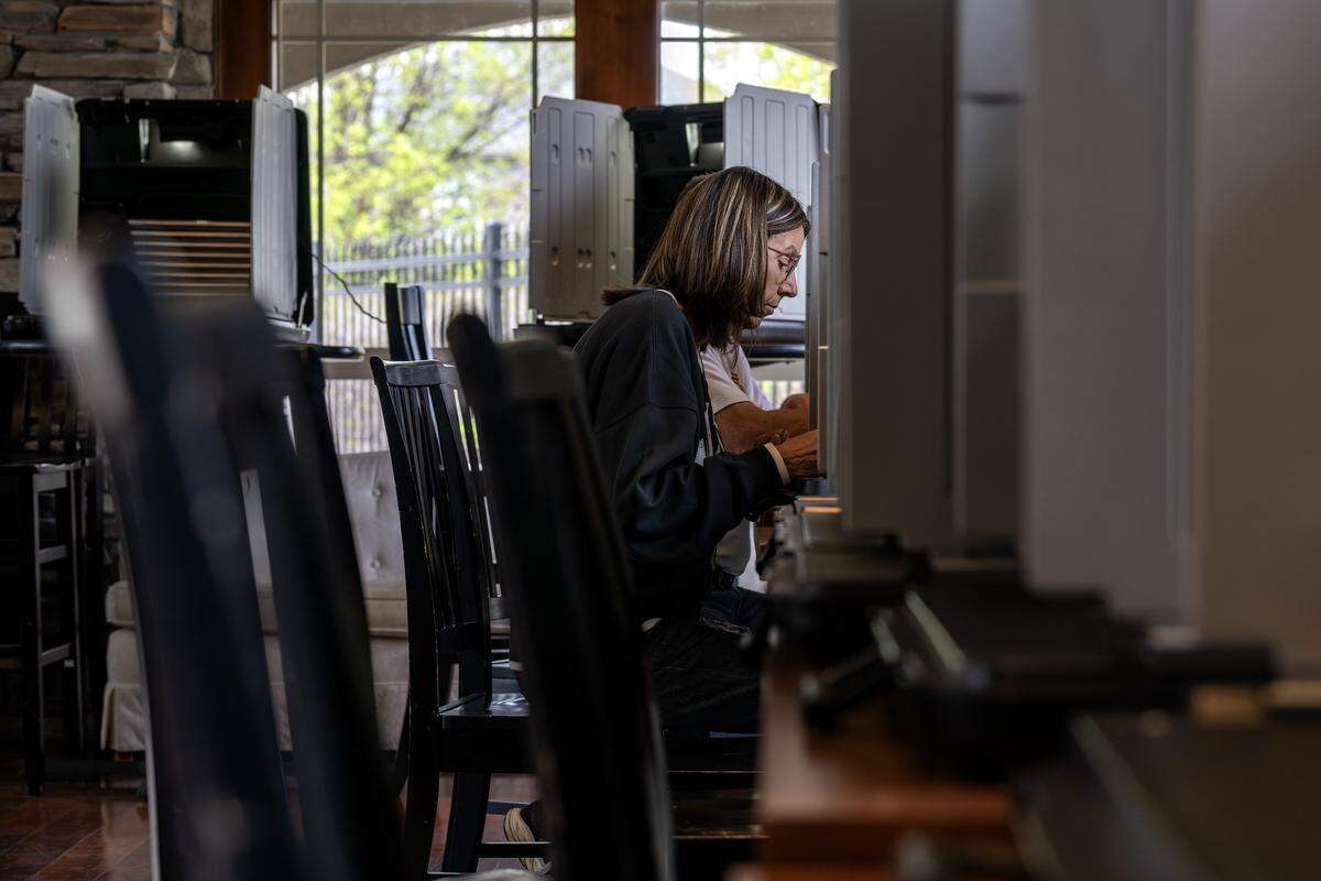 A voter casts their ballot at Thousand Oaks Oasis Pool and Clubhouse during Election Day on Tuesday, April 7, 2026, in Parkville.