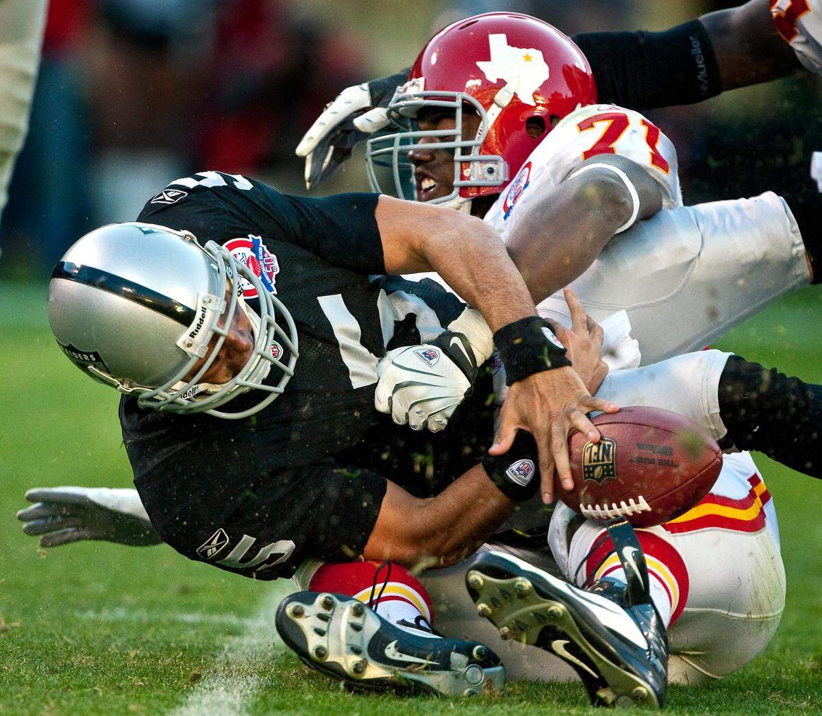 Kansas City Chiefs defensive tackle Alex Magee (71) sacks Oakland Raiders quarterback Bruce Gradkowski (5) to bring up fourth down with 5:13 remaining in the fourth quarter during Sunday’s November 15, 2009 football game between the Kansas City Chiefs and Oakland Raiders at Oakland-Alameda County Coliseum in Oakland, CA. John Sleezer/The Kansas City Star ORG XMIT: NP1CJRMH