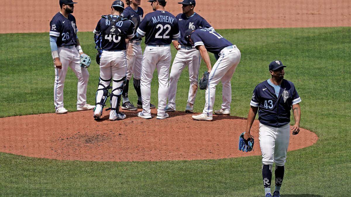 Kansas City Royals starting pitcher Carlos Hernandez (43) comes out of the game during the fifth inning of a baseball game against the Chicago White Sox Thursday, May 19, 2022, in Kansas City, Mo. (AP Photo/Charlie Riedel)