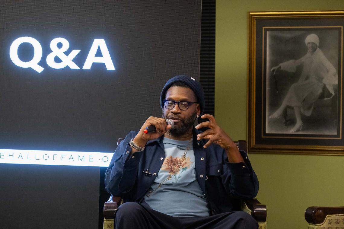 Film critic Shawn Edwards speaks with producer for FOX4, Kharissa Parker, at the launch event for the Black Movie Hall of Fame, at the Black Archives of Mid-America, on Saturday, February 28, 2026. Edwards has been a film critic for FOX4 for the last 25 years.