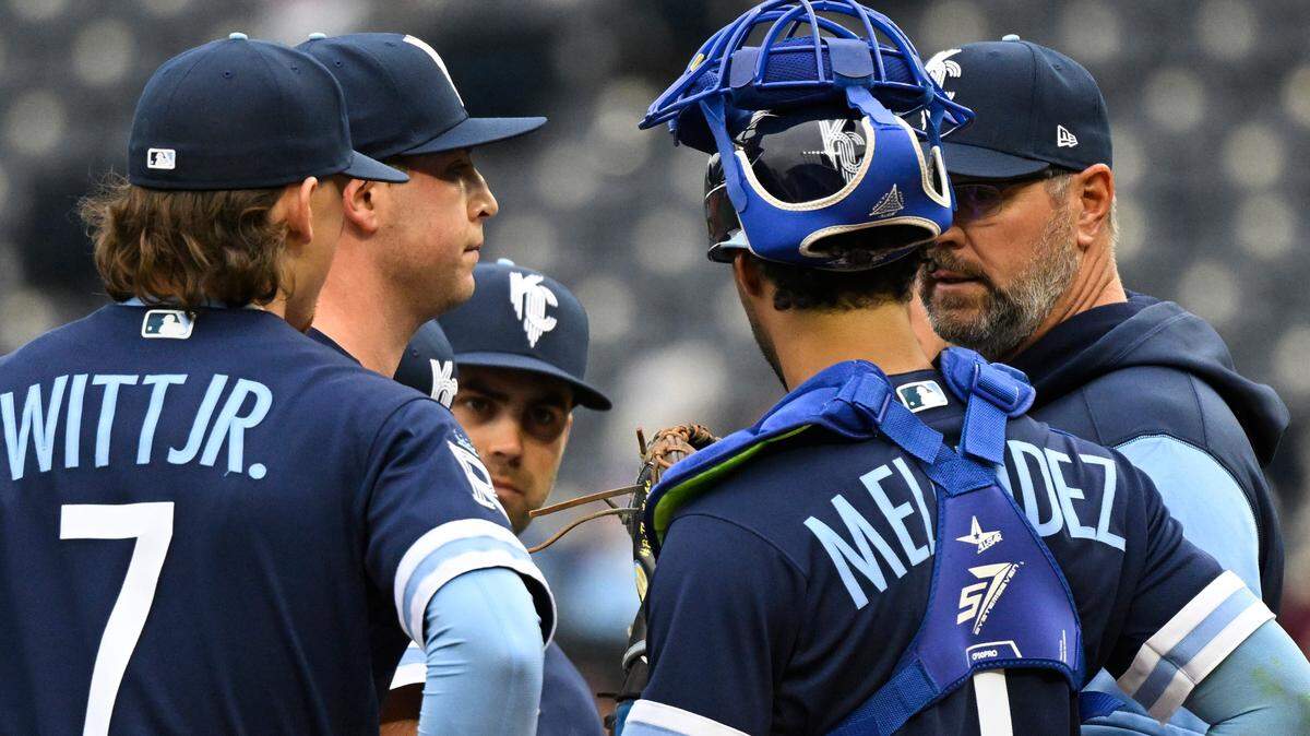 Kansas City Royals starting pitcher Kris Bubic, second form left, is joined on the mound by his teammates and pitching coach Cal Eldred, right, during the first inning of a baseball against the St. Louis Cardinals, Wednesday, May 4, 2022 in Kansas City, Mo. (AP Photo/Reed Hoffmann)