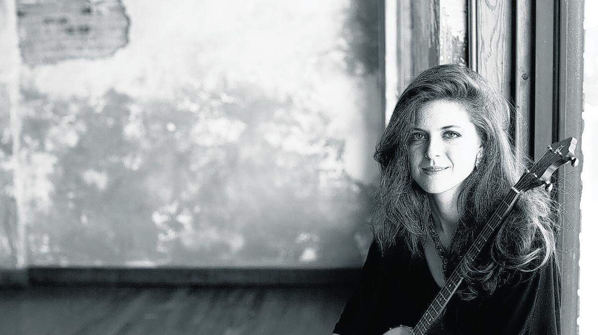 Kelly Hunt is a folk/Americana singer-songwriter banjo player.