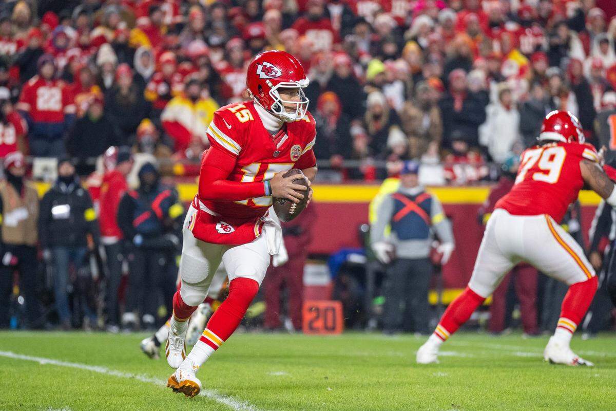 Kansas City Chiefs quarterback Patrick Mahomes (15) scrambles to his right and looks to throw during the first half of the Chiefs game vs. the Houston Texans on Sunday, December 7, 2025, at GEHA Field at Arrowhead Stadium.
