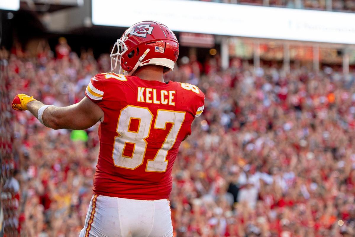 Kansas City Chiefs tight end Travis Kelce celebrates his touchdown reception Sunday against the Chicago Bears.