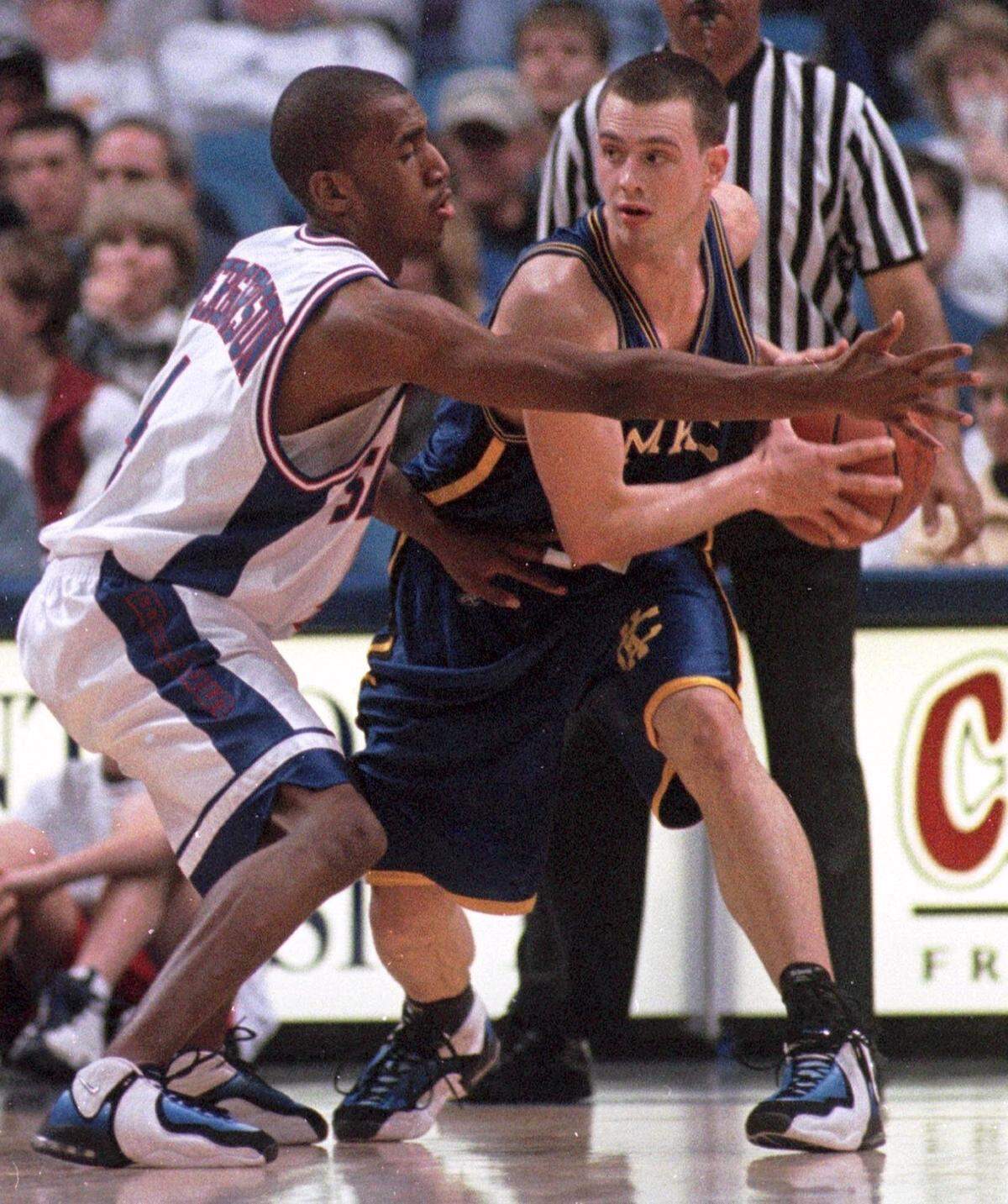 UMKC’s Matt Suther looked to pass the ball while guarded by Saint Louis’ Dave Fergerson during a Dec. 19, 1999 college men’s basketball game in St. Louis.
