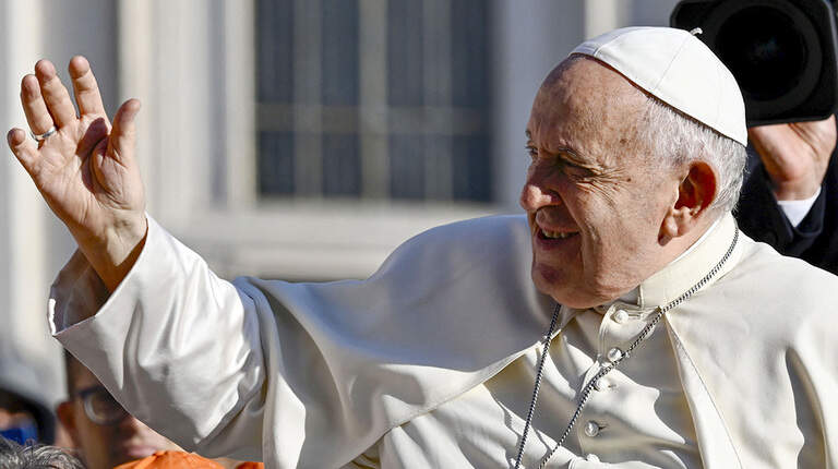 KC connection to soccer fan Pope Francis involved signed jersey from Chiefs star