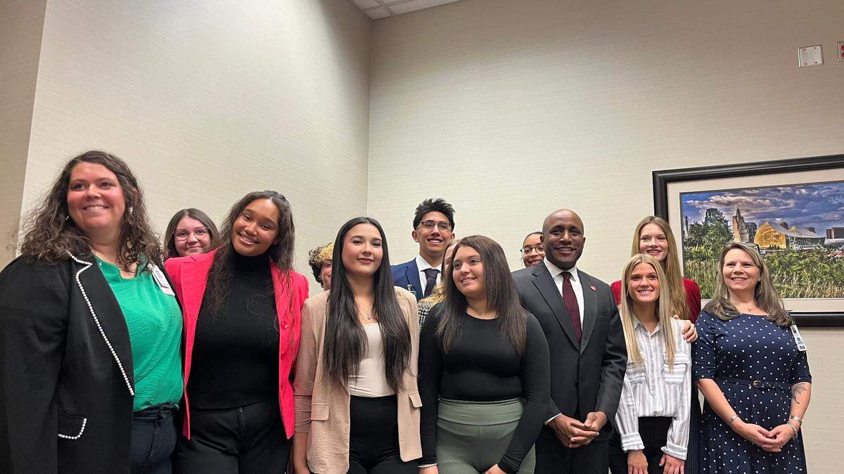 Teens from North Kansas City high schools pose for a picture with Mayor Quinton Lucas