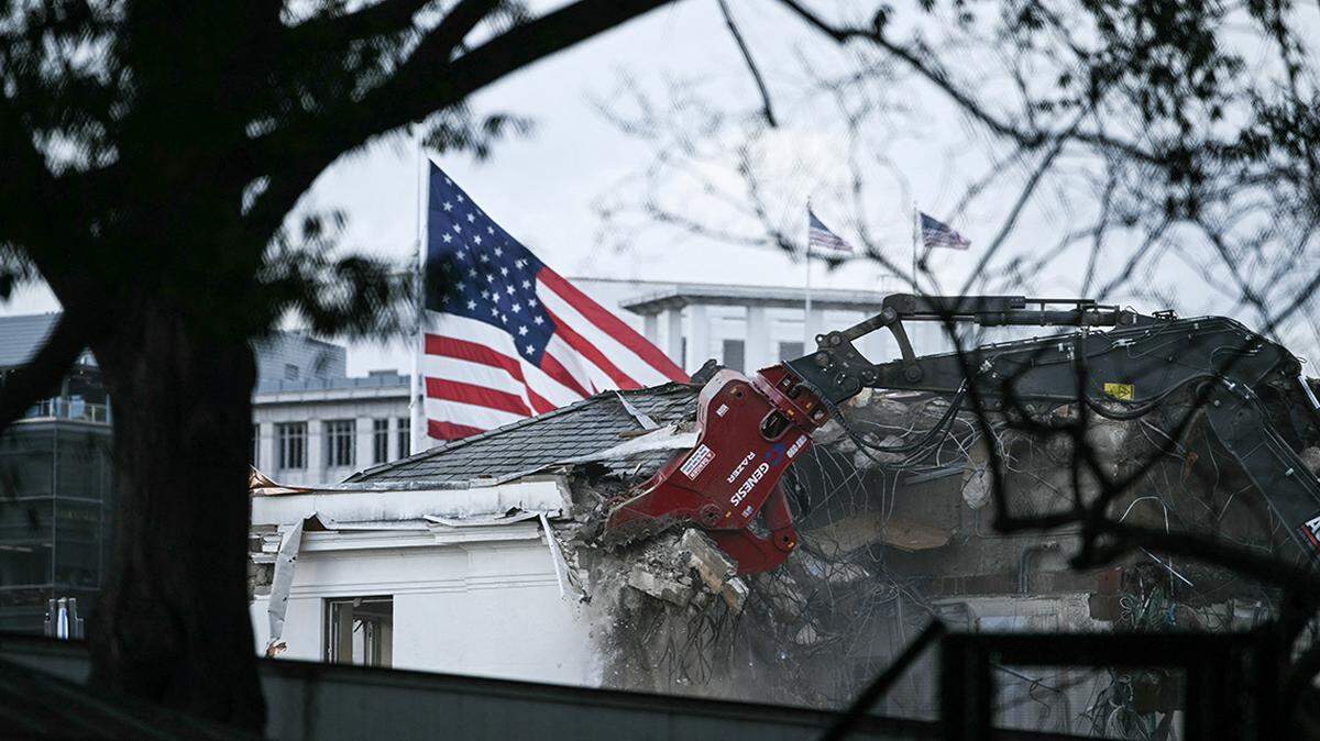 Heavy machinery tears down a section of the East Wing of the White House as construction begins on President Donald Trump’s planned ballroom, in Washington, DC, on October 22, 2025. US President Donald Trump held a glitzy dinner October 15, 2025 to thank billionaires and top companies for donating to the new $250 million ballroom he is building at the White House. The guests included representatives from tech firms like Amazon, Apple, Meta, Google, Microsoft and Palantir and defense giant Lockheed Martin, according to US media citing a White House guest list. (Photo by Brendan SMIALOWSKI / AFP) (Photo by BRENDAN SMIALOWSKI/AFP via Getty Images)