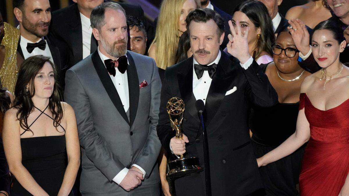 Sep 12, 2022; Los Angeles, CA, USA; Jason Sudeikis (c) and the cast and crew of the Apple TV+ program “Ted Lasso” accept the award for award for outstanding comedy series during the 74th Emmy Awards at the Microsoft Theater in Los Angeles on Sept. 12, 2022.. Mandatory Credit: Robert Hanashiro-USA TODAY