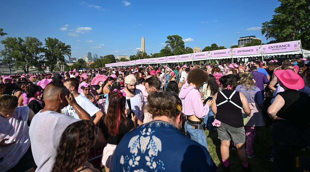 Fans pack the entry gates before the Chappell Roan Concert on Friday, Oct. 3, 2025, at the National WWI Museum and Memorial.